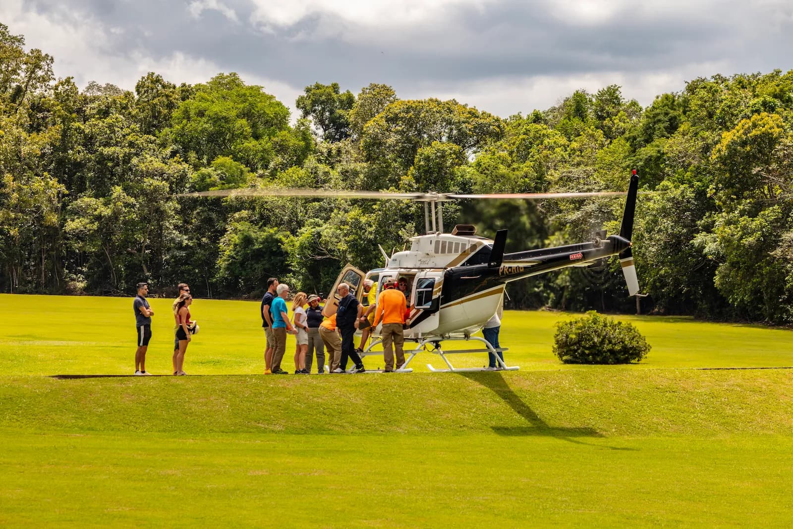 Helicoptero em voo panoramico