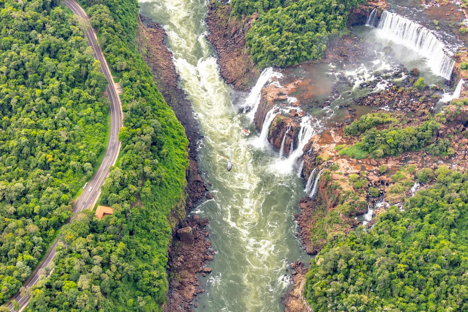 Sobrevoo panoramico na regiao das Cataratas
