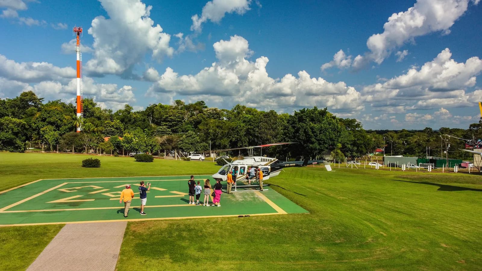 Helicoptero sobrevoando as Cataratas do Iguacu