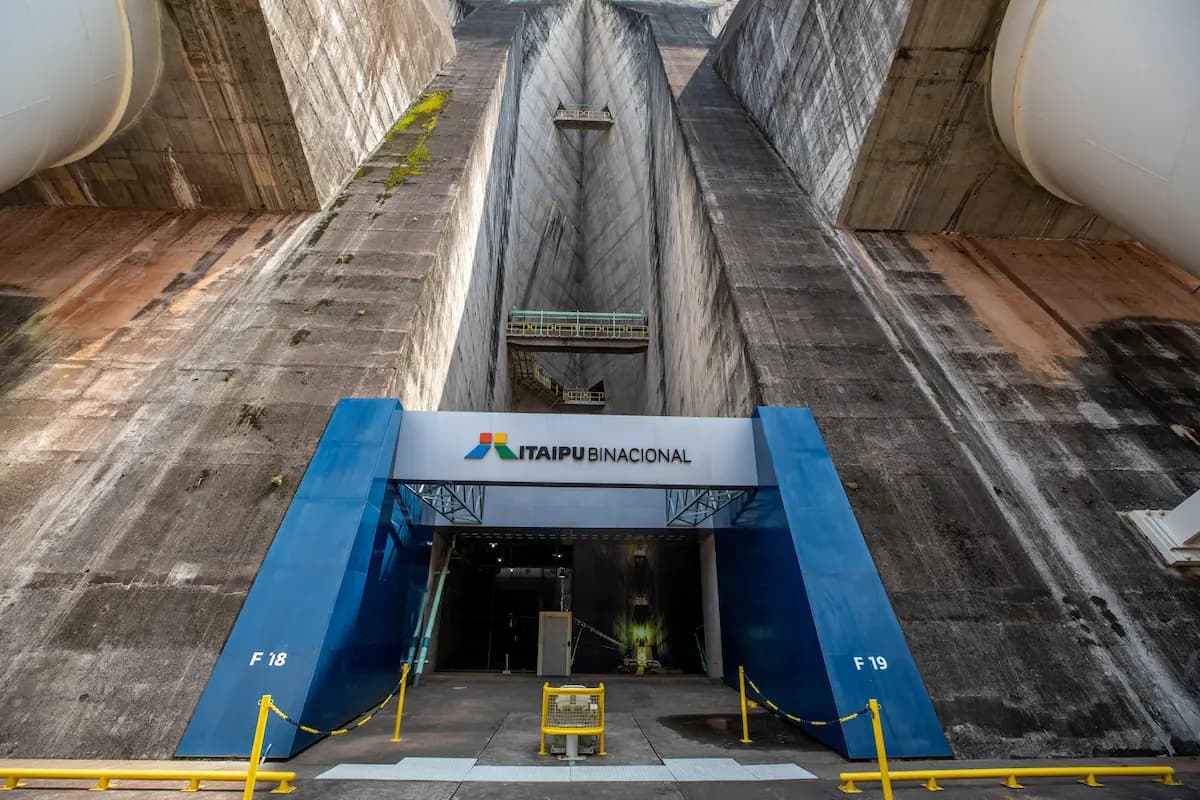 Visita especial por area interna de Itaipu