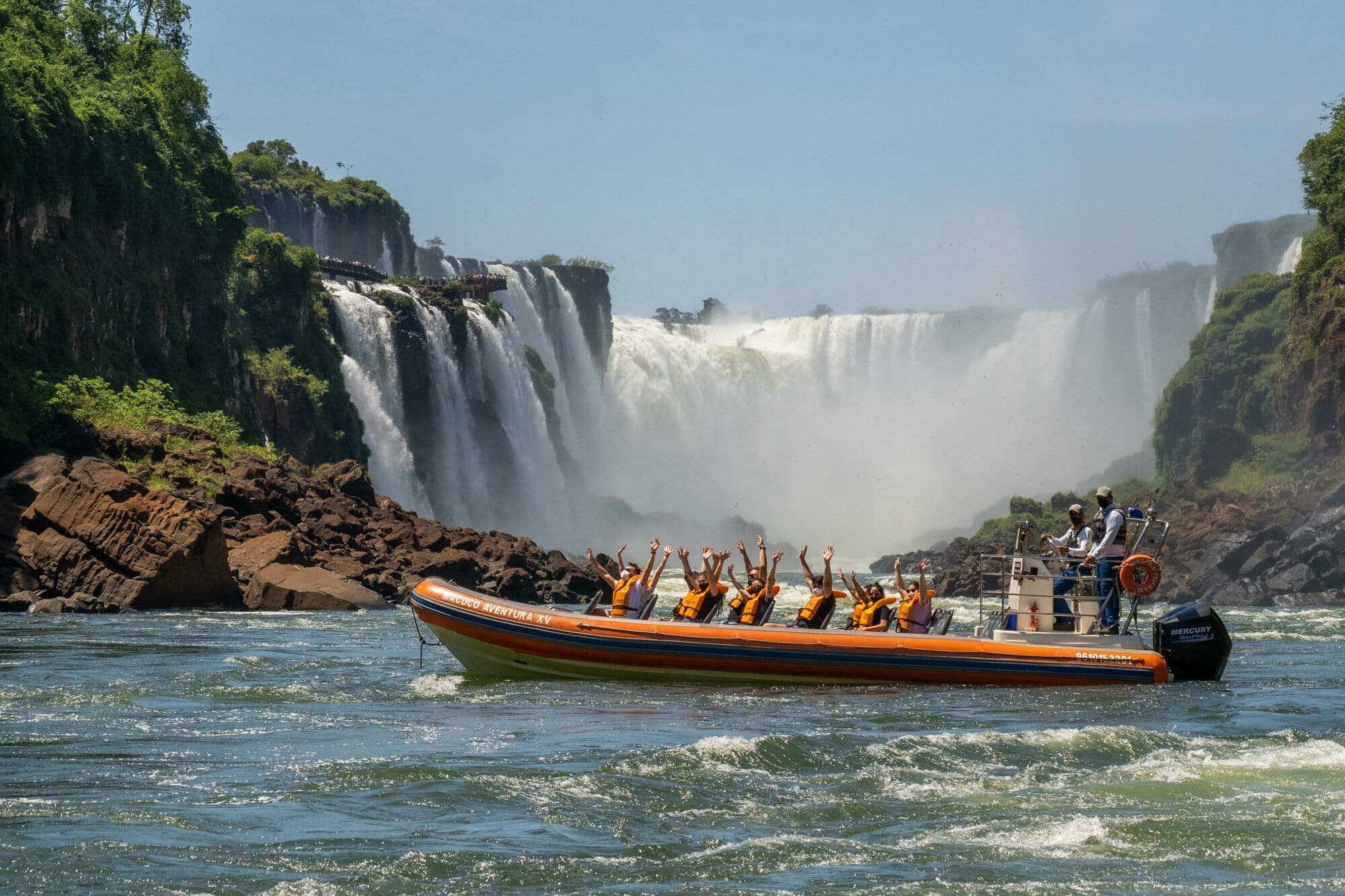 Lancha do Macuco Safari proxima as quedas