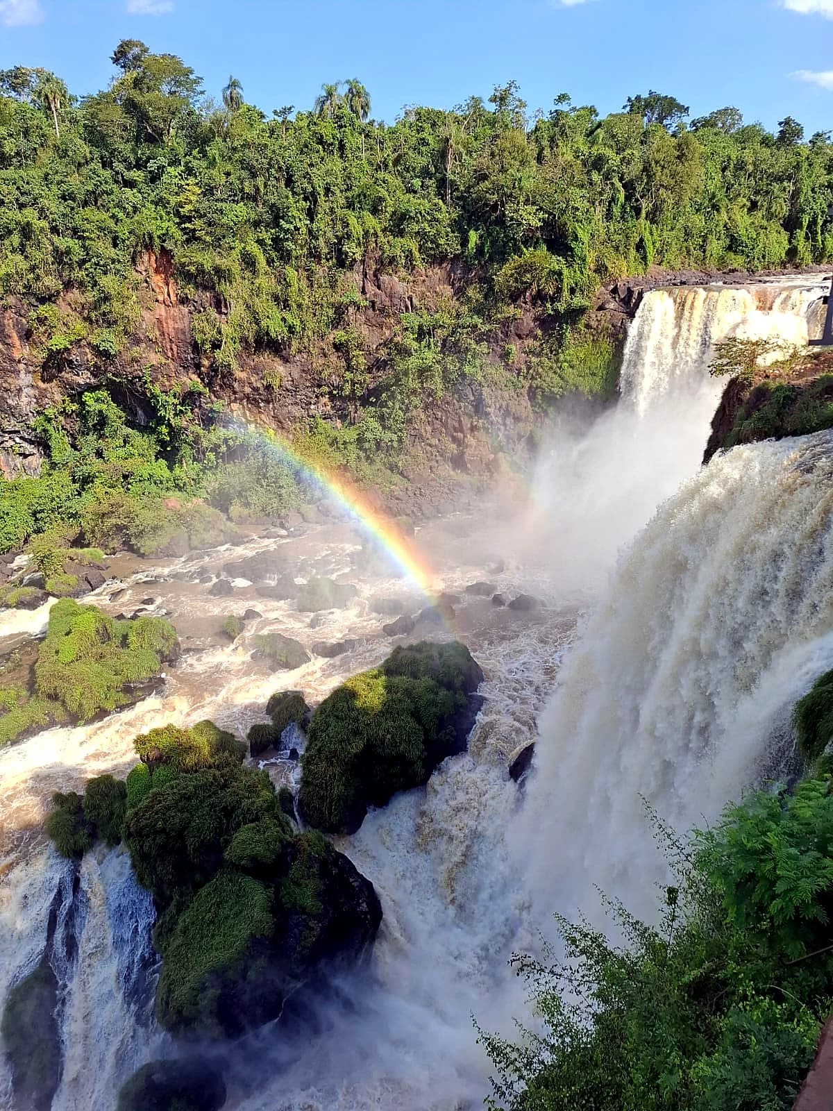 Saltos Monday com arco-iris